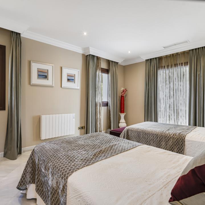 Exclusive three bedroom elevated ground floor apartment in the pretigious gated community, Monte Paraíso, on Marbella’s Golden Mile Picture 29