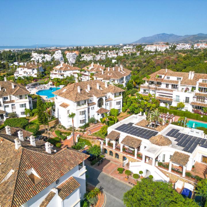 Exclusive three bedroom elevated ground floor apartment in the pretigious gated community, Monte Paraíso, on Marbella’s Golden Mile Picture 32