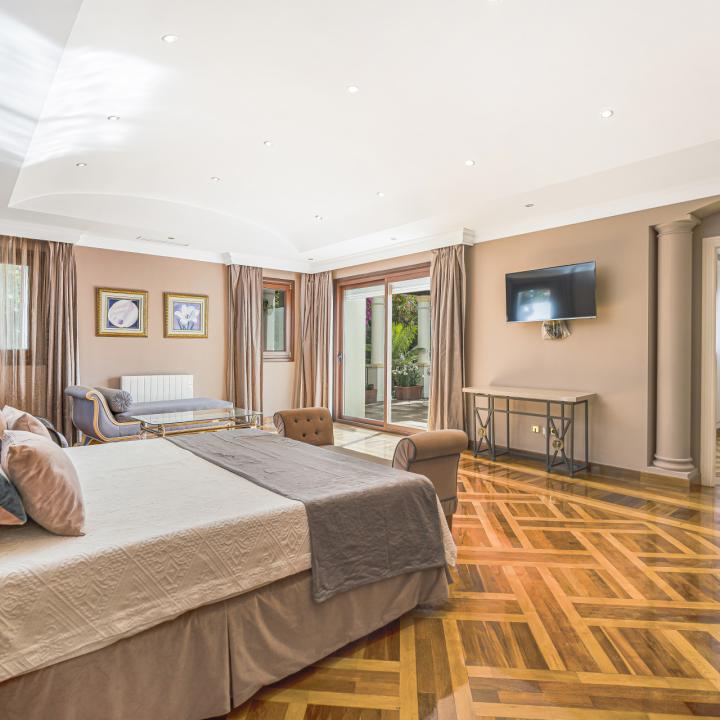 Exclusive three bedroom elevated ground floor apartment in the pretigious gated community, Monte Paraíso, on Marbella’s Golden Mile Picture 33