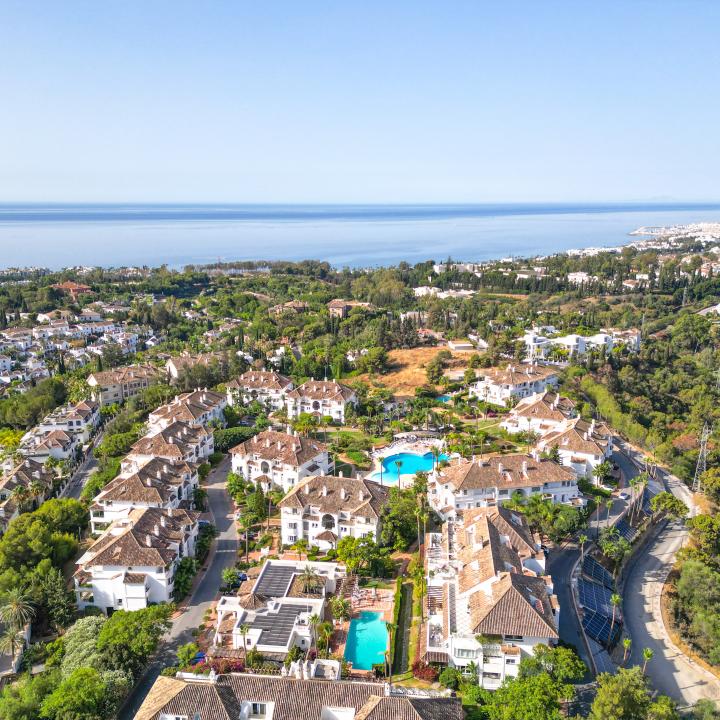 Exclusive three bedroom elevated ground floor apartment in the pretigious gated community, Monte Paraíso, on Marbella’s Golden Mile Picture 35