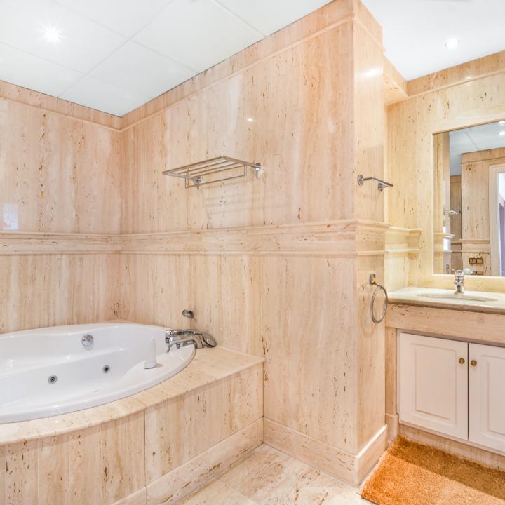 Exclusive three bedroom elevated ground floor apartment in the pretigious gated community, Monte Paraíso, on Marbella’s Golden Mile Picture 38