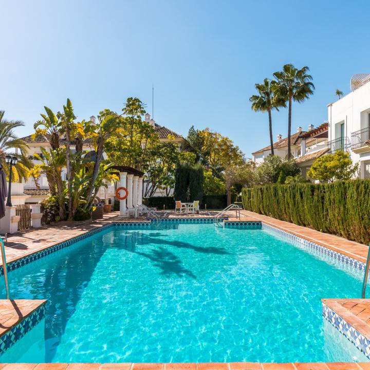 Exclusive three bedroom elevated ground floor apartment in the pretigious gated community, Monte Paraíso, on Marbella’s Golden Mile Picture 6