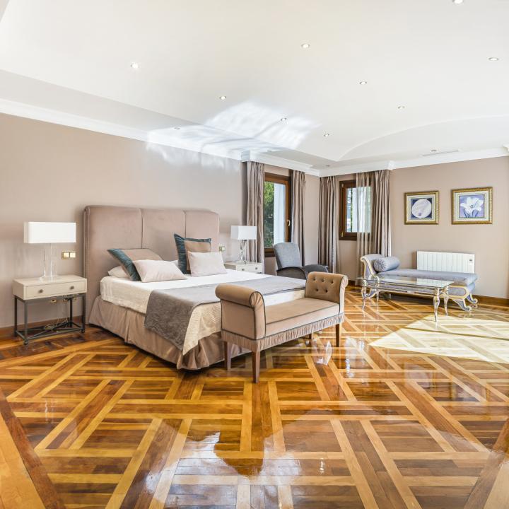 Exclusive three bedroom elevated ground floor apartment in the pretigious gated community, Monte Paraíso, on Marbella’s Golden Mile Picture 5