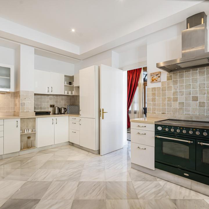 Exclusive three bedroom elevated ground floor apartment in the pretigious gated community, Monte Paraíso, on Marbella’s Golden Mile Picture 9