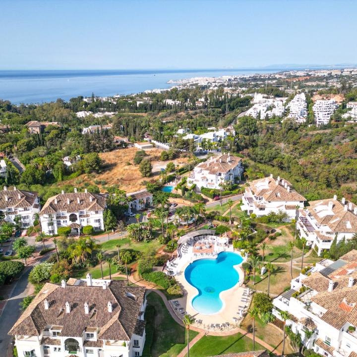 Exclusive three bedroom elevated ground floor apartment in the pretigious gated community, Monte Paraíso, on Marbella’s Golden Mile Picture 10