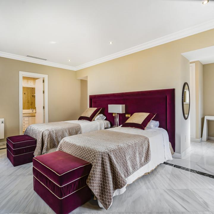 Exclusive three bedroom elevated ground floor apartment in the pretigious gated community, Monte Paraíso, on Marbella’s Golden Mile Picture 11