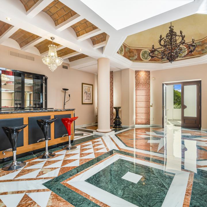 Exclusive three bedroom elevated ground floor apartment in the pretigious gated community, Monte Paraíso, on Marbella’s Golden Mile Picture 12
