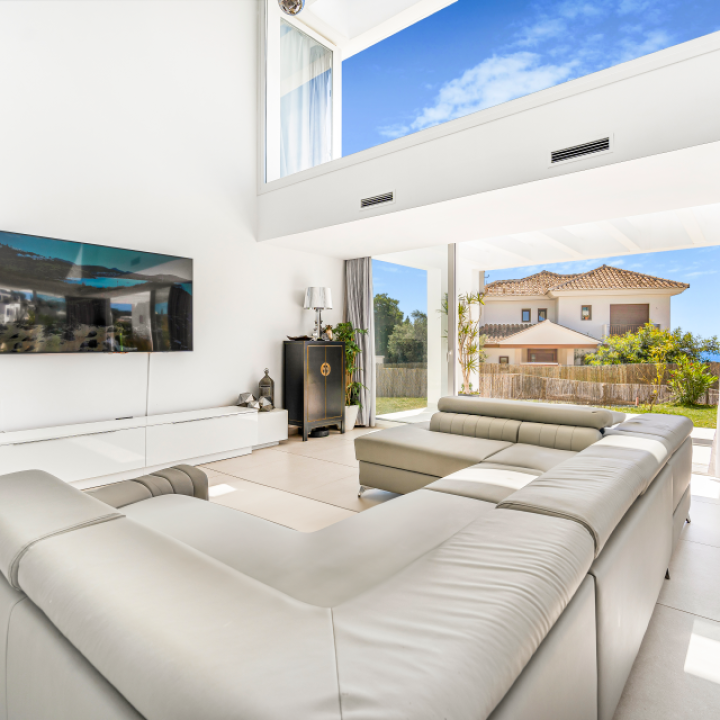 Spectacular four bedroom, south facing villa located in Buena Vista, Mijas with stunning sea views Picture 2
