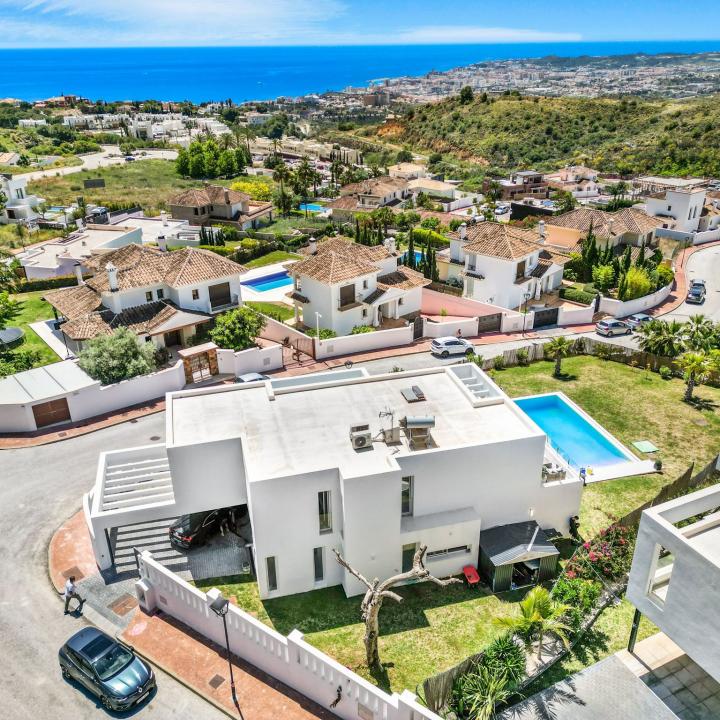 Spectacular four bedroom, south facing villa located in Buena Vista, Mijas with stunning sea views Picture 1