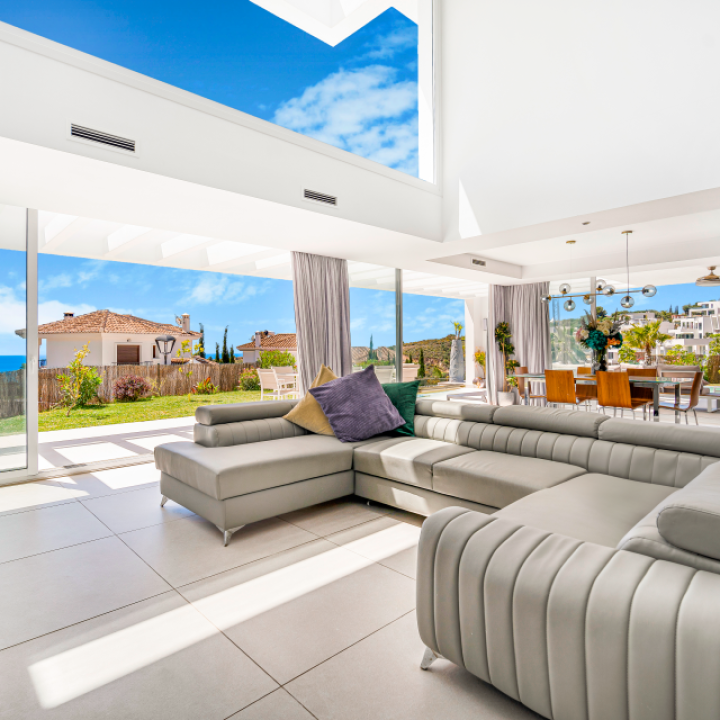 Spectacular four bedroom, south facing villa located in Buena Vista, Mijas with stunning sea views Picture 5