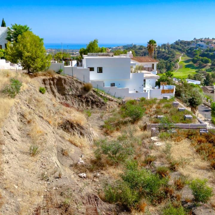 Residential plot for sale in a gated community of La Alqueria, Benahavis Picture
