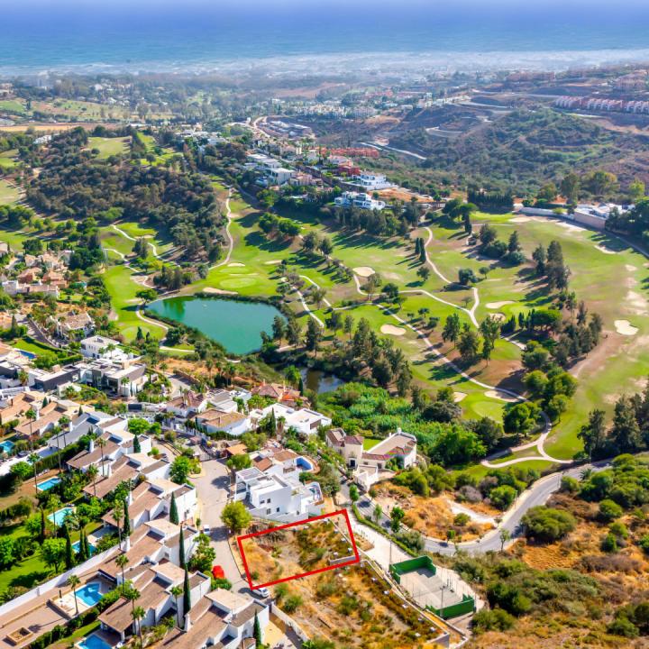 Residential plot for sale in a gated community of La Alqueria, Benahavis Picture 14
