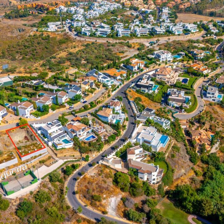 Residential plot for sale in a gated community of La Alqueria, Benahavis Picture 15