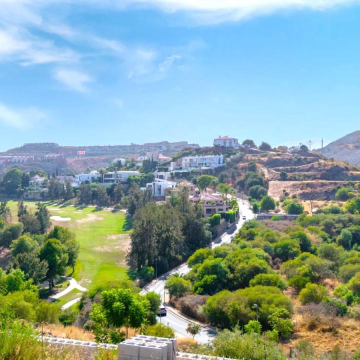 Residential plot for sale in a gated community of La Alqueria, Benahavis Picture 5