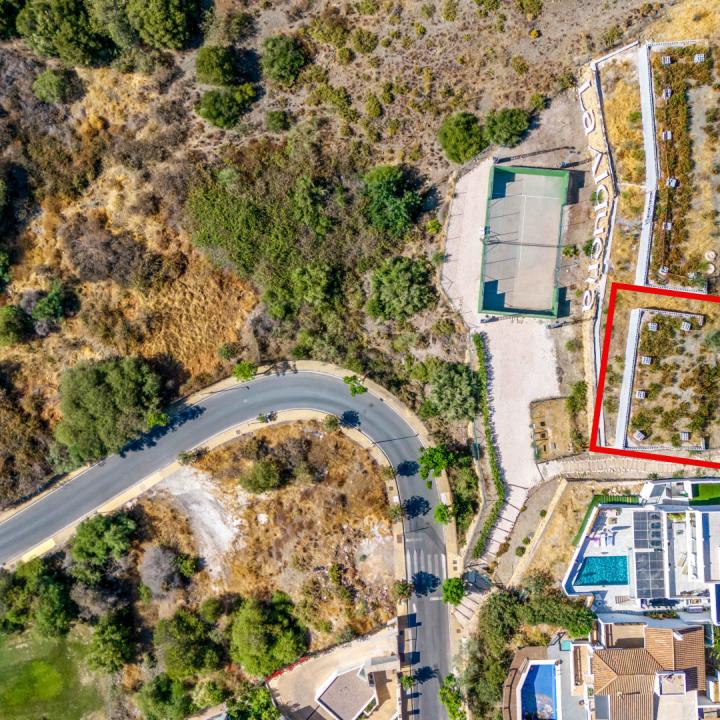 Residential plot for sale in a gated community of La Alqueria, Benahavis Picture 16