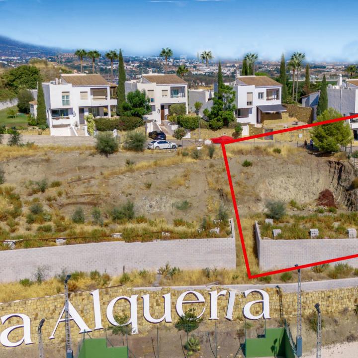 Residential plot for sale in a gated community of La Alqueria, Benahavis Picture 4