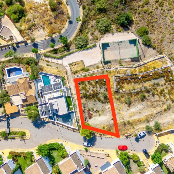 Residential plot for sale in a gated community of La Alqueria, Benahavis Picture 3