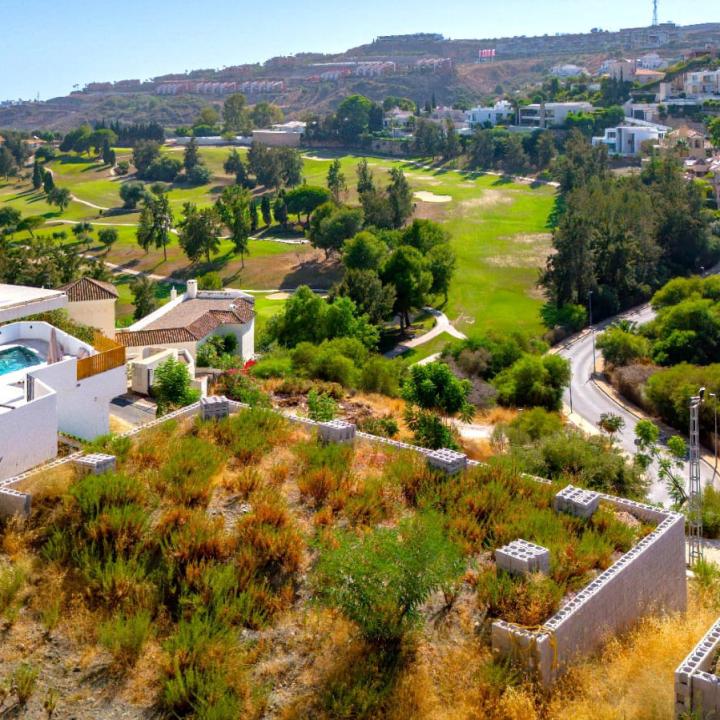 Residential plot for sale in a gated community of La Alqueria, Benahavis Picture 1