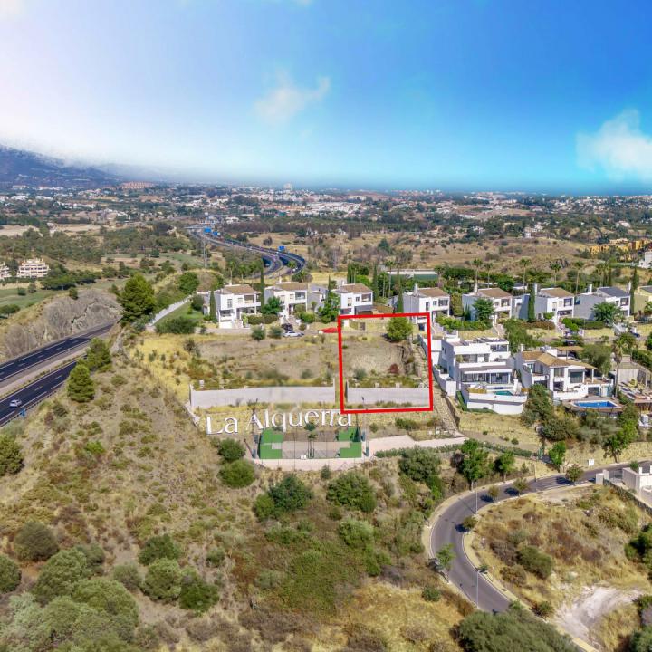 Residential plot for sale in a gated community of La Alqueria, Benahavis Picture 13