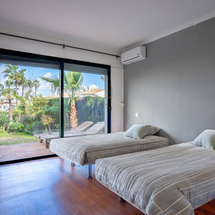 Lovely three-bedroom townhouse in a gated community of Riviera Del Sol Picture 9