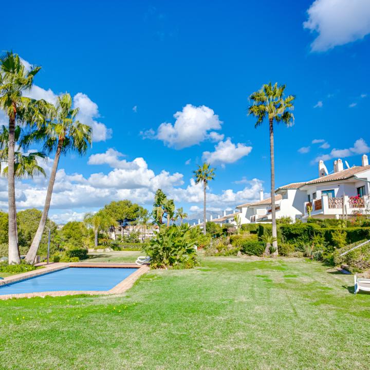 Lovely three-bedroom townhouse in a gated community of Riviera Del Sol Picture 1