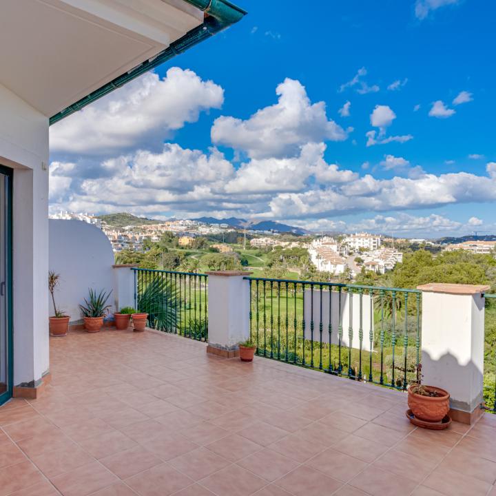 Lovely three-bedroom townhouse in a gated community of Riviera Del Sol Picture 3