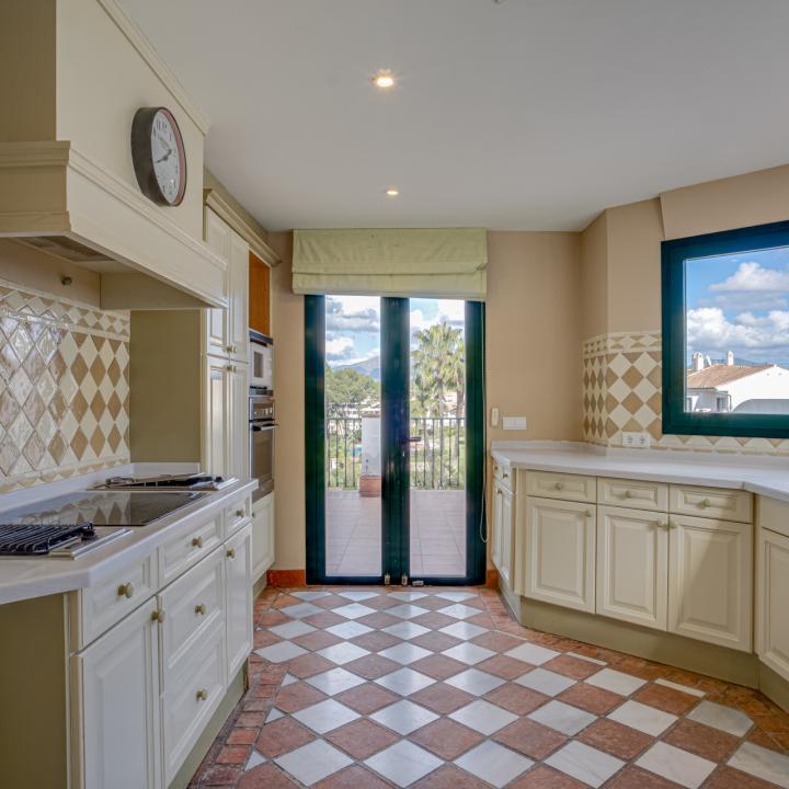 Lovely three-bedroom townhouse in a gated community of Riviera Del Sol Picture 4