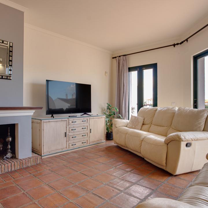 Lovely three-bedroom townhouse in a gated community of Riviera Del Sol Picture 8