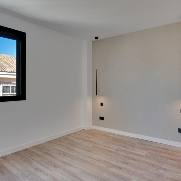 Stunning four bedroom, beachside contemporary style Villa located in Costalita, Estepona Picture 12