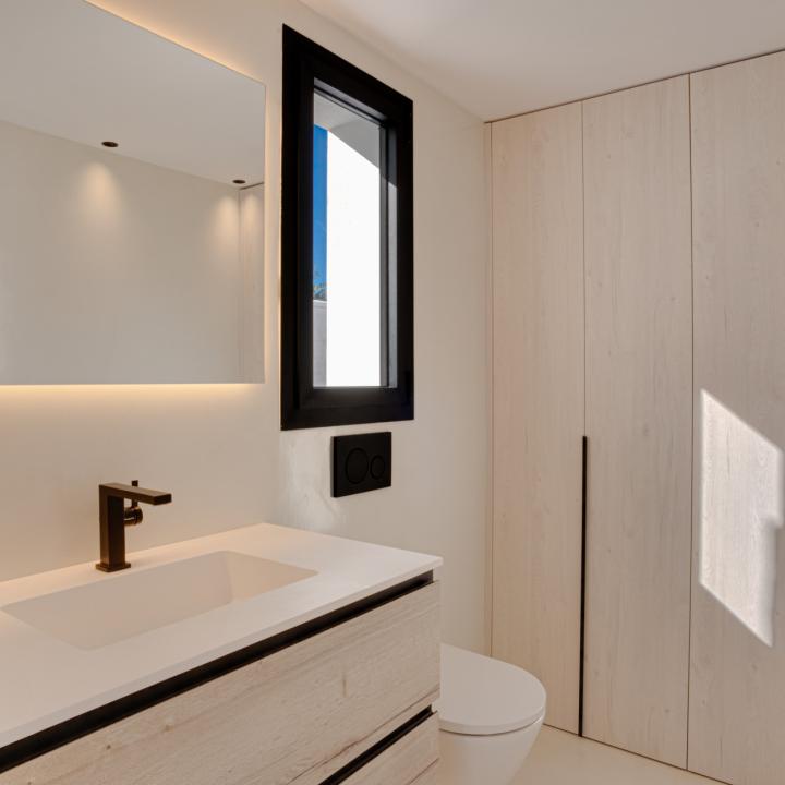 Stunning four bedroom, beachside contemporary style Villa located in Costalita, Estepona Picture 14