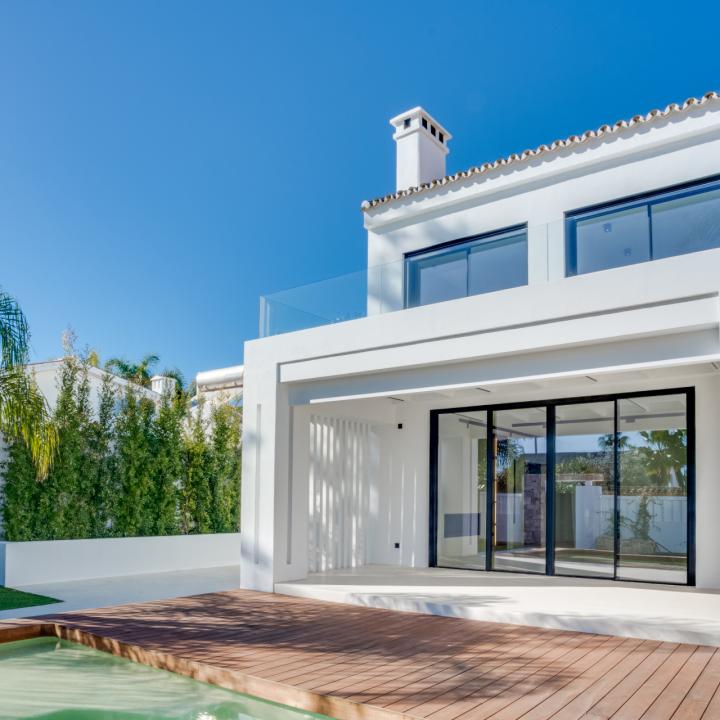 Stunning four bedroom, beachside contemporary style Villa located in Costalita, Estepona Picture 17