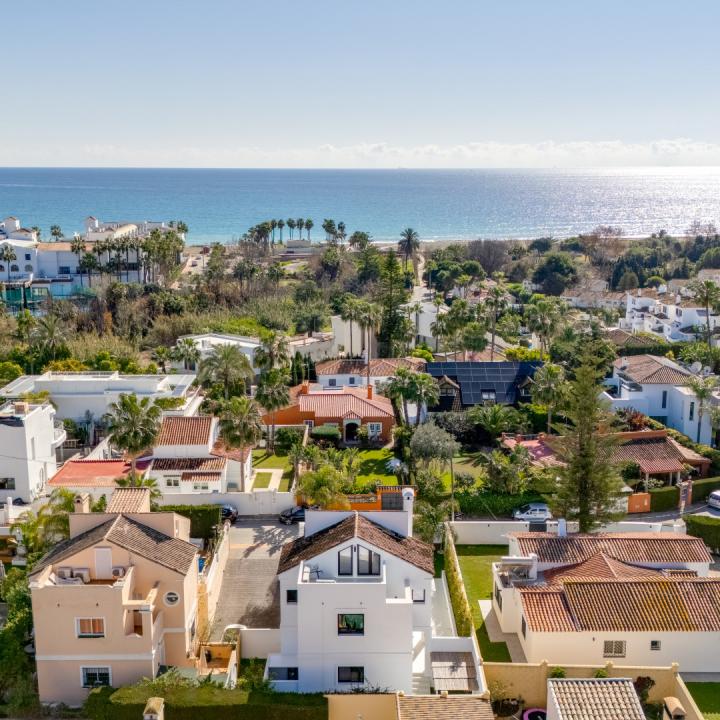 Stunning four bedroom, beachside contemporary style Villa located in Costalita, Estepona Picture 18