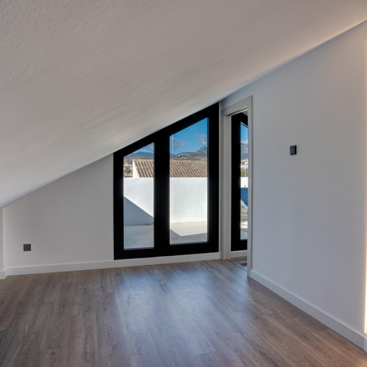 Stunning four bedroom, beachside contemporary style Villa located in Costalita, Estepona Picture 25