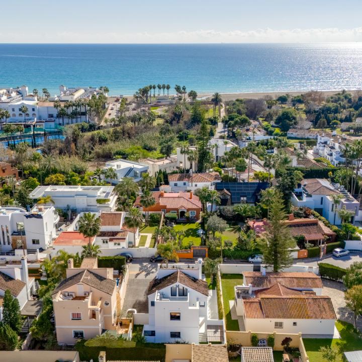 Stunning four bedroom, beachside contemporary style Villa located in Costalita, Estepona Picture 28