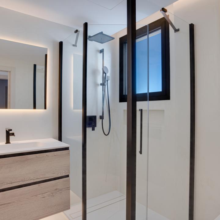 Stunning four bedroom, beachside contemporary style Villa located in Costalita, Estepona Picture 35