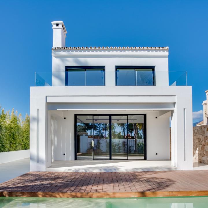 Stunning four bedroom, beachside contemporary style Villa located in Costalita, Estepona Picture 5
