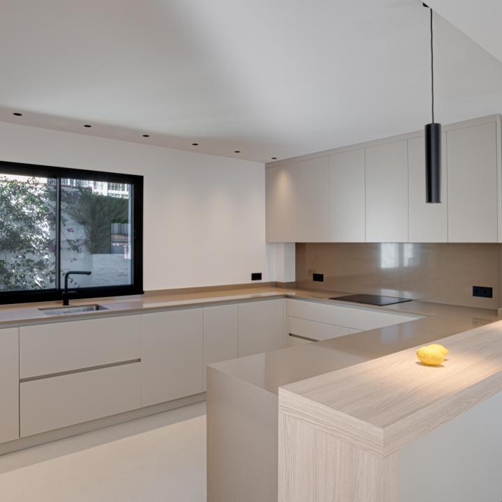 Stunning four bedroom, beachside contemporary style Villa located in Costalita, Estepona Picture 6