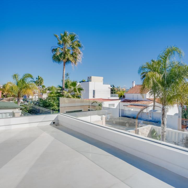 Stunning four bedroom, beachside contemporary style Villa located in Costalita, Estepona Picture 9