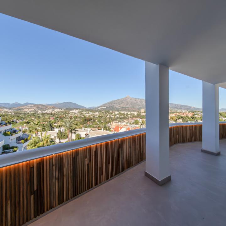 Incredible, beautifully renovated two bedroom penthouse in the gated community of Jardines de Andalucía, Nueva Andalucia Picture 9
