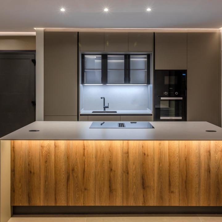 Incredible, beautifully renovated two bedroom penthouse in the gated community of Jardines de Andalucía, Nueva Andalucia Picture 10