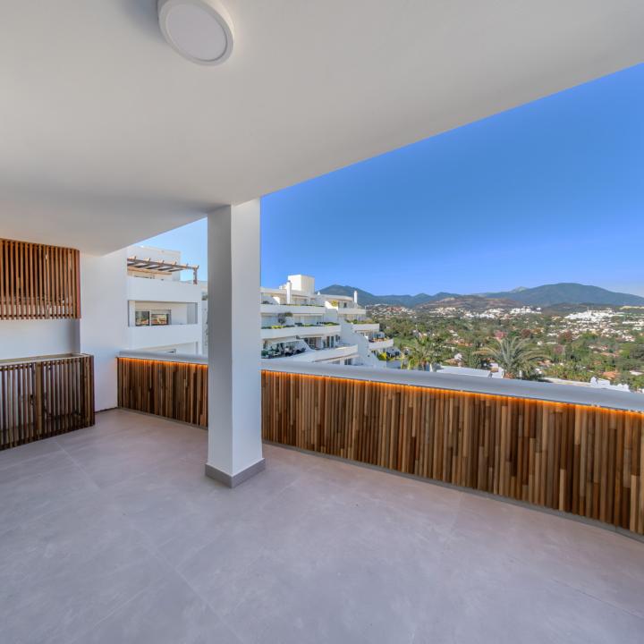 Incredible, beautifully renovated two bedroom penthouse in the gated community of Jardines de Andalucía, Nueva Andalucia Picture 11