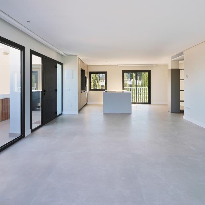 Incredible, beautifully renovated two bedroom penthouse in the gated community of Jardines de Andalucía, Nueva Andalucia Picture 12