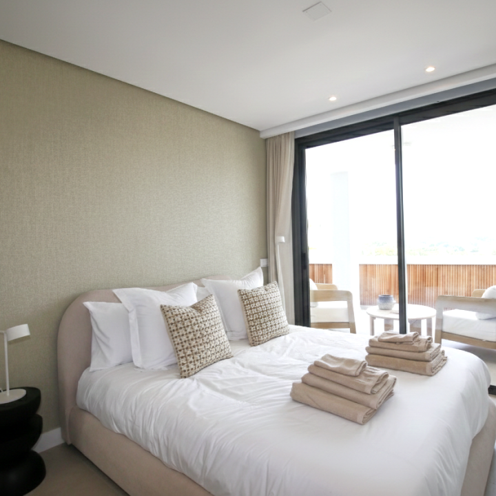 Incredible, beautifully renovated two bedroom penthouse in the gated community of Jardines de Andalucía, Nueva Andalucia Picture 12