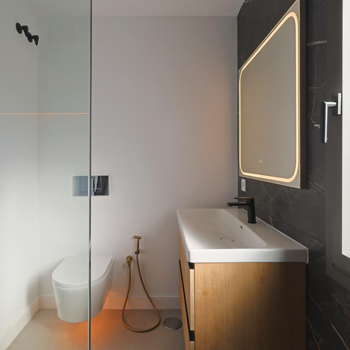 Incredible, beautifully renovated two bedroom penthouse in the gated community of Jardines de Andalucía, Nueva Andalucia Picture 13