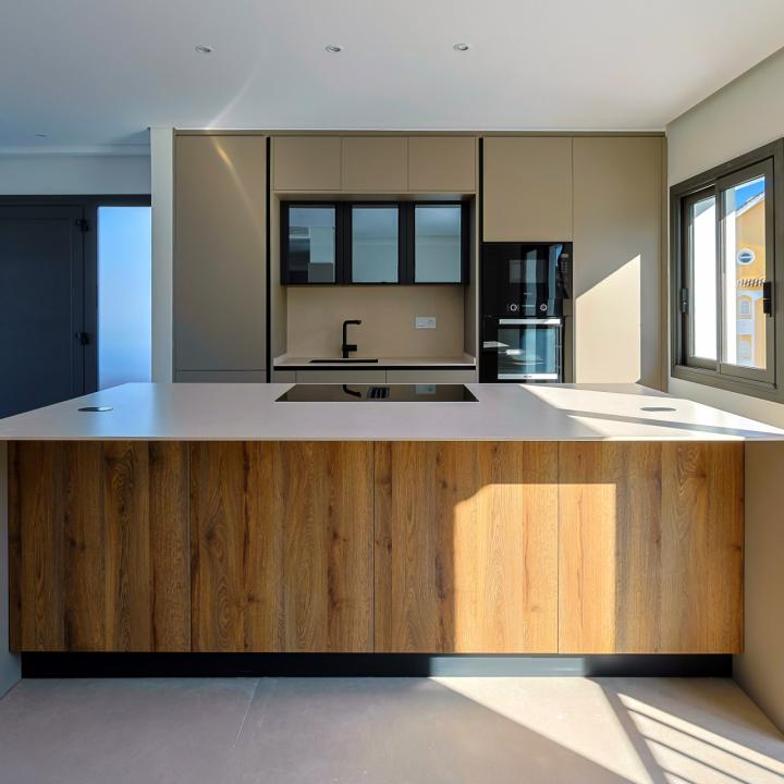 Incredible, beautifully renovated two bedroom penthouse in the gated community of Jardines de Andalucía, Nueva Andalucia Picture 14