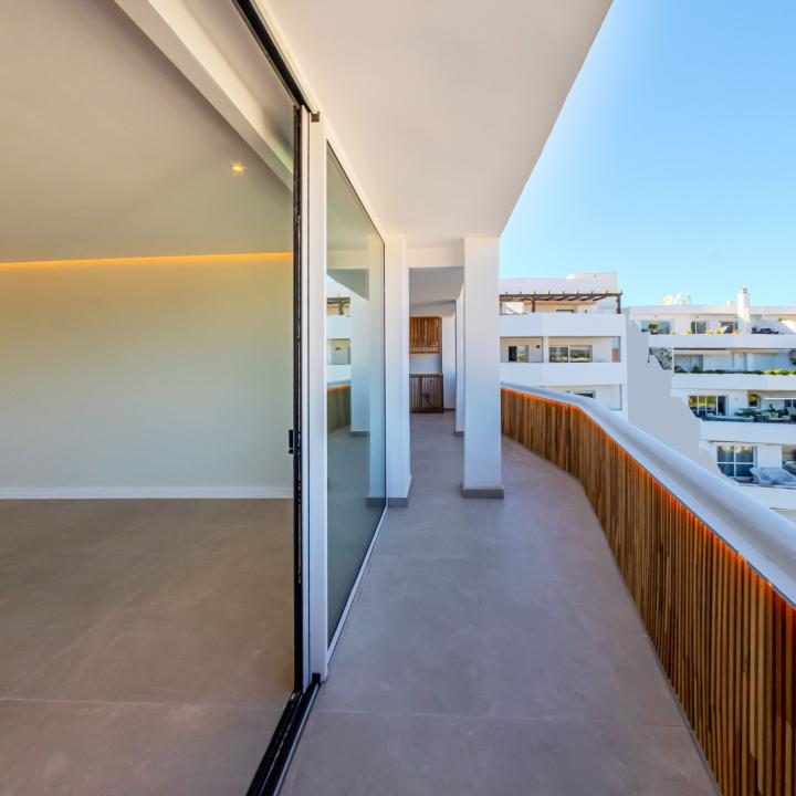 Incredible, beautifully renovated two bedroom penthouse in the gated community of Jardines de Andalucía, Nueva Andalucia Picture 16