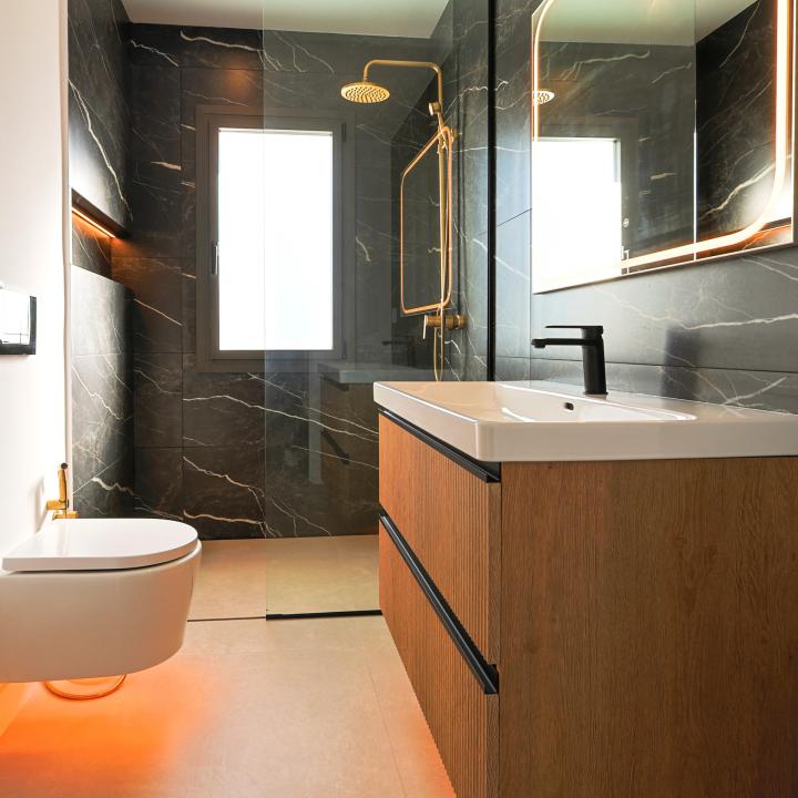 Incredible, beautifully renovated two bedroom penthouse in the gated community of Jardines de Andalucía, Nueva Andalucia Picture 18