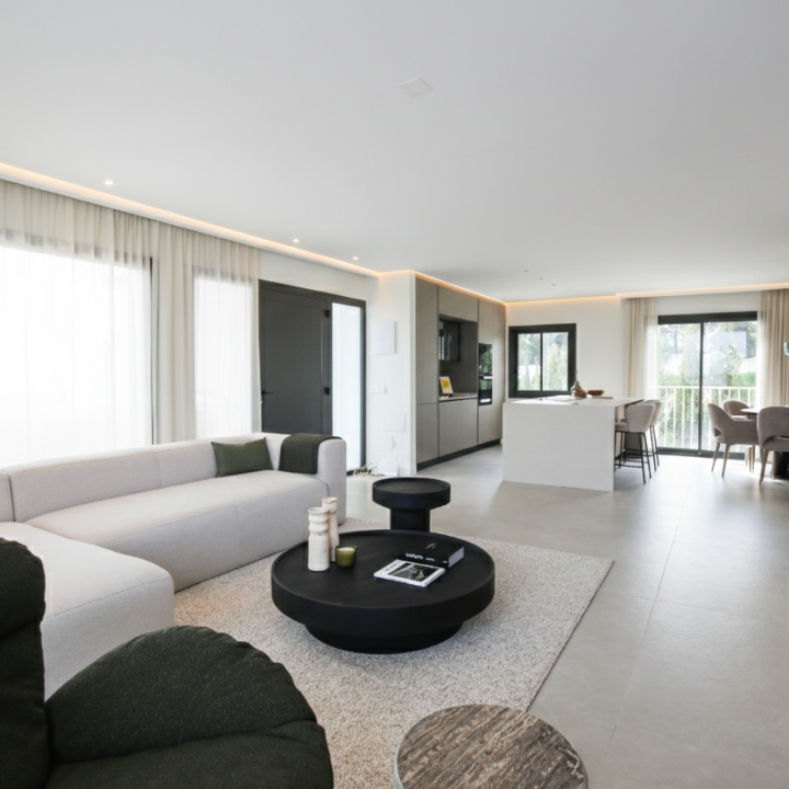 Incredible, beautifully renovated two bedroom penthouse in the gated community of Jardines de Andalucía, Nueva Andalucia Picture 2