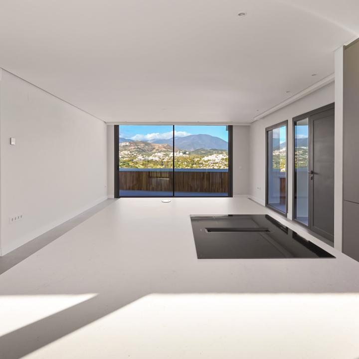 Incredible, beautifully renovated two bedroom penthouse in the gated community of Jardines de Andalucía, Nueva Andalucia Picture 21