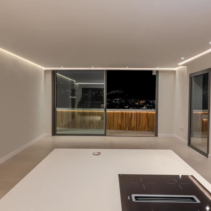 Incredible, beautifully renovated two bedroom penthouse in the gated community of Jardines de Andalucía, Nueva Andalucia Picture 22